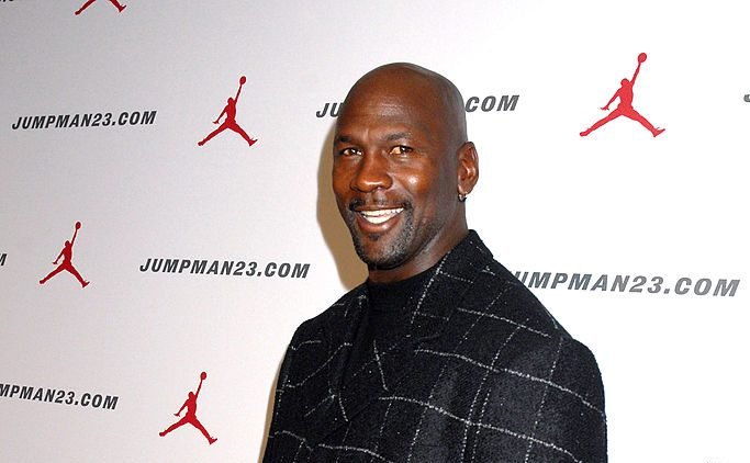 Após se aposentar da NBA, Michael Jordan leiloa camiseta do Chicago Bulls por R$ 14,8 milhões