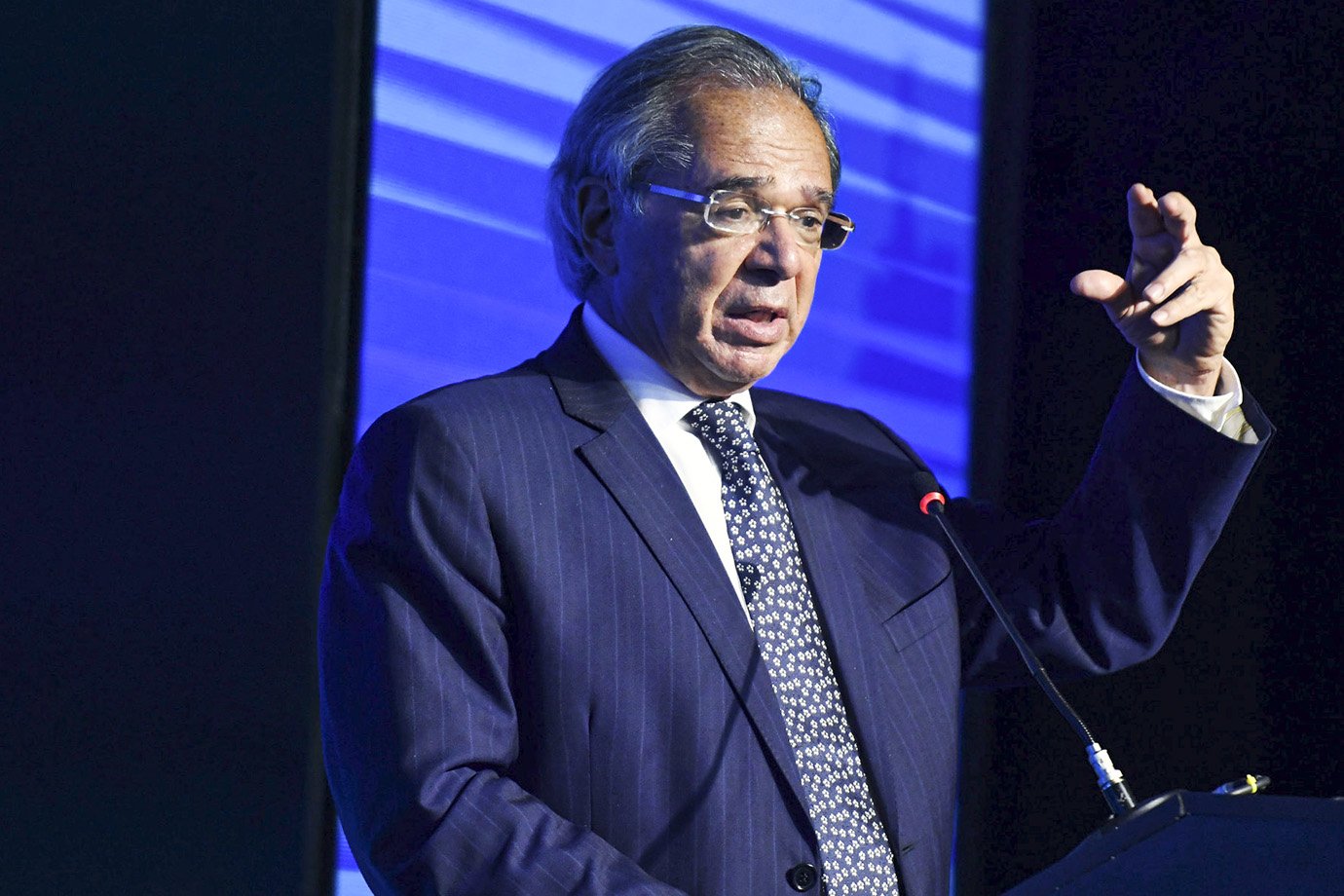 Guedes diz que Selic é 'freio de mão puxado' e PIB só cresce 2,70%, 3%
