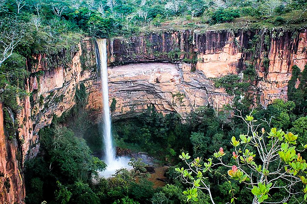 Cachoeira Véu de Noiva fica praticamente seca devido à crise hídrica
