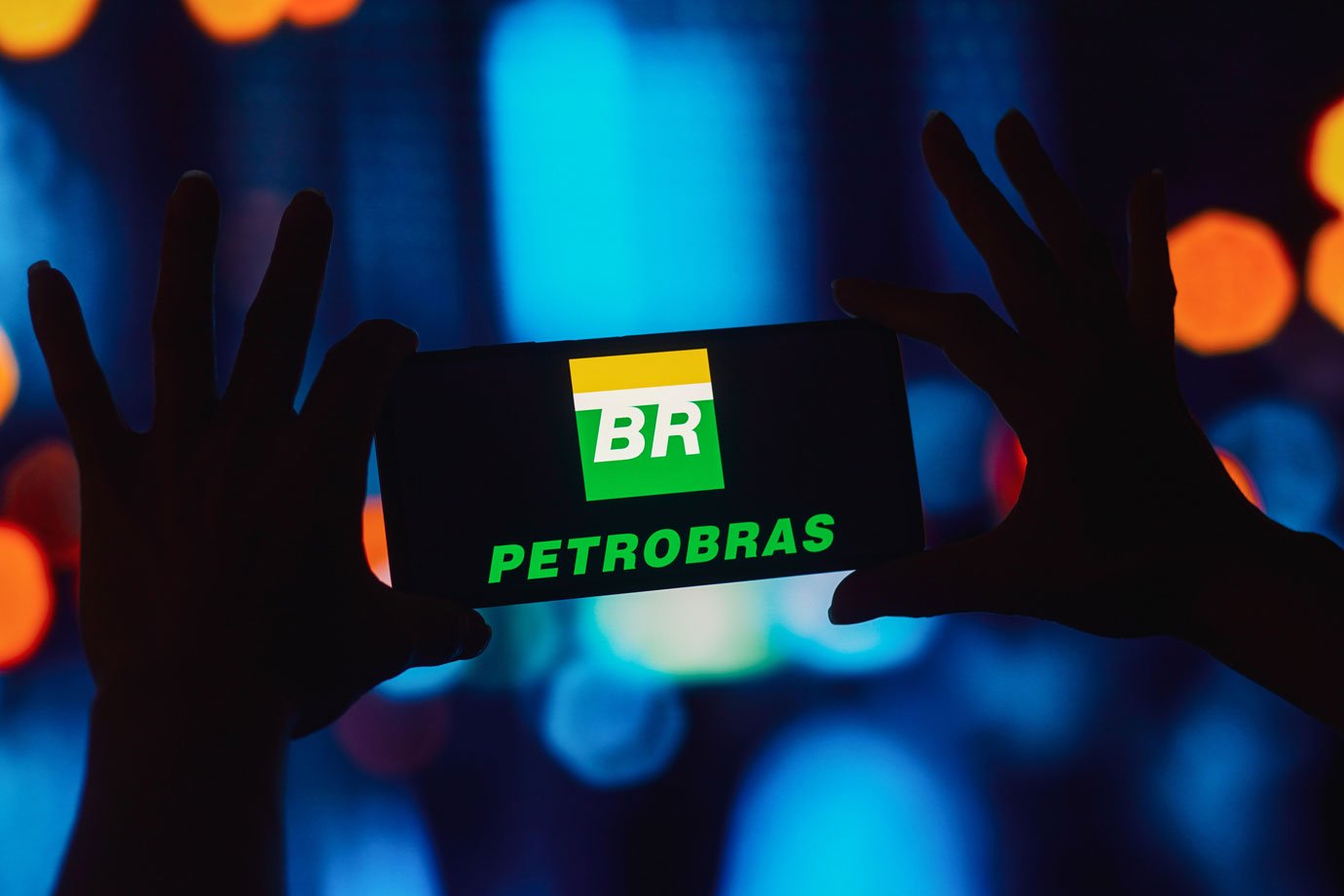 Sem perspectiva de dividendos extraordinários, Petrobras (PETR4) sofre duplo rebaixamento