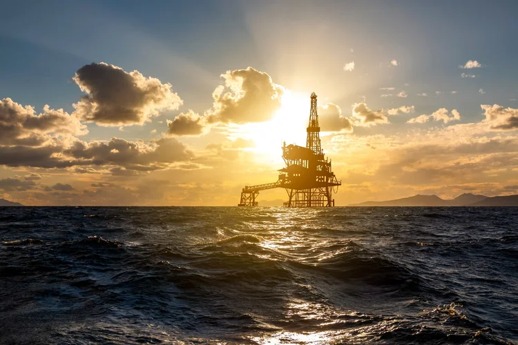 A importação de plataformas de petróleo impulsionou o investimento no Brasil e contribuiu para o crescimento do PIB. (Anton Petrus/Getty Images)
