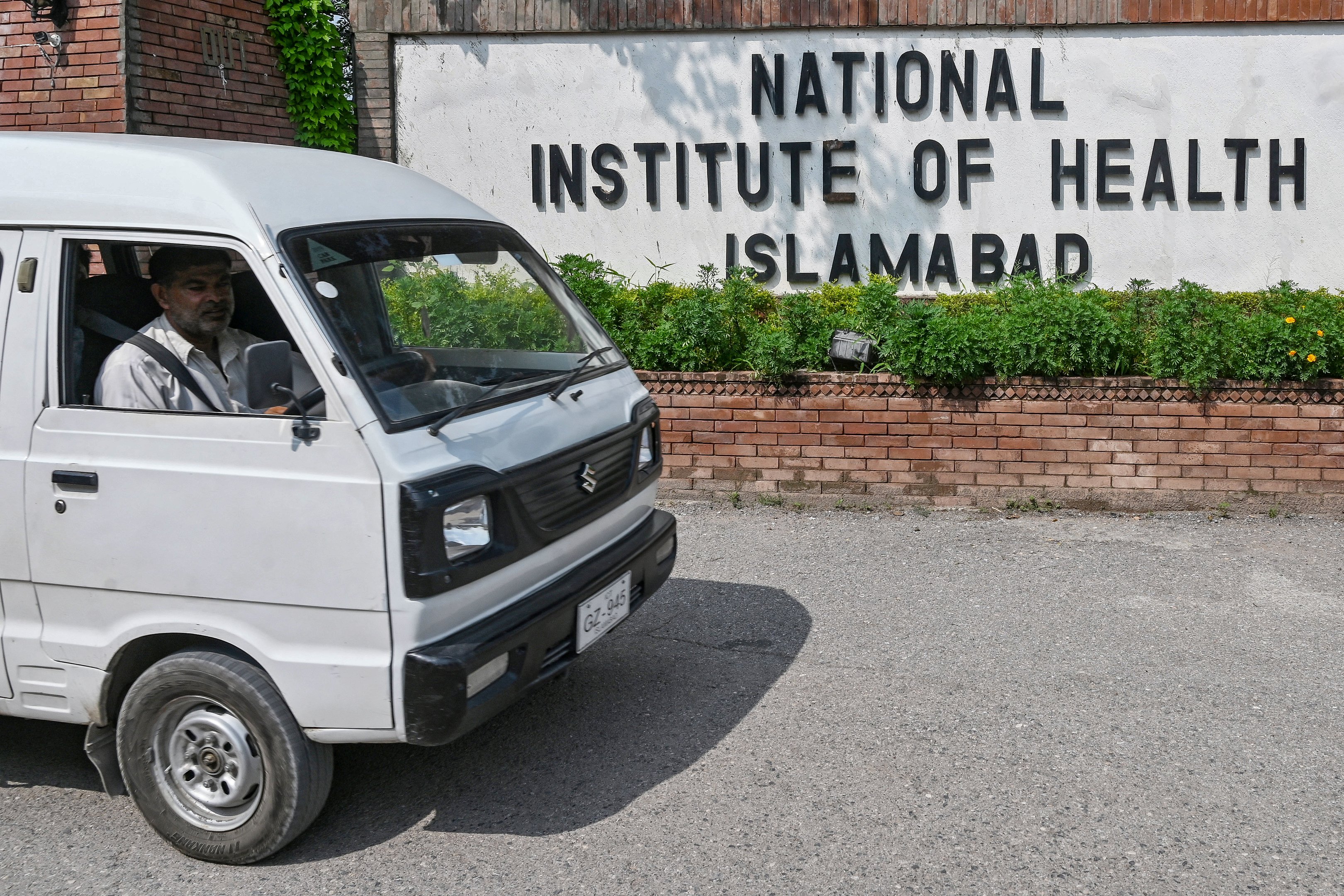 Um homem dirigindo um veículo passa pelo prédio do Instituto Nacional de Saúde (NIH), um instituto de pesquisa paquistanês responsável principalmente por pesquisas biomédicas e relacionadas à saúde, em Islamabad, em 16 de agosto de 2024. O Paquistão disse em 16 de agosto que havia confirmado um caso de mpox, um dia após a Suécia registrar a primeira infecção fora da África envolvendo uma nova e mais perigosa cepa do vírus que matou centenas na República Democrática do Congo Um homem dirigindo um veículo passa pelo prédio do Instituto Nacional de Saúde (NIH), um instituto de pesquisa paquistanês responsável principalmente por pesquisas biomédicas e relacionadas à saúde, em Islamabad, em 16 de agosto de 2024. O Paquistão disse em 16 de agosto que havia confirmado um caso de mpox, um dia após a Suécia registrar a primeira infecção fora da África envolvendo uma nova e mais perigosa cepa do vírus que matou centenas na República Democrática do Congo