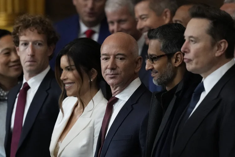 O top três, liderado por Elon Musk, continua a ser integrado por Mark Zuckerberg e Jeff Bezos. (AFP)