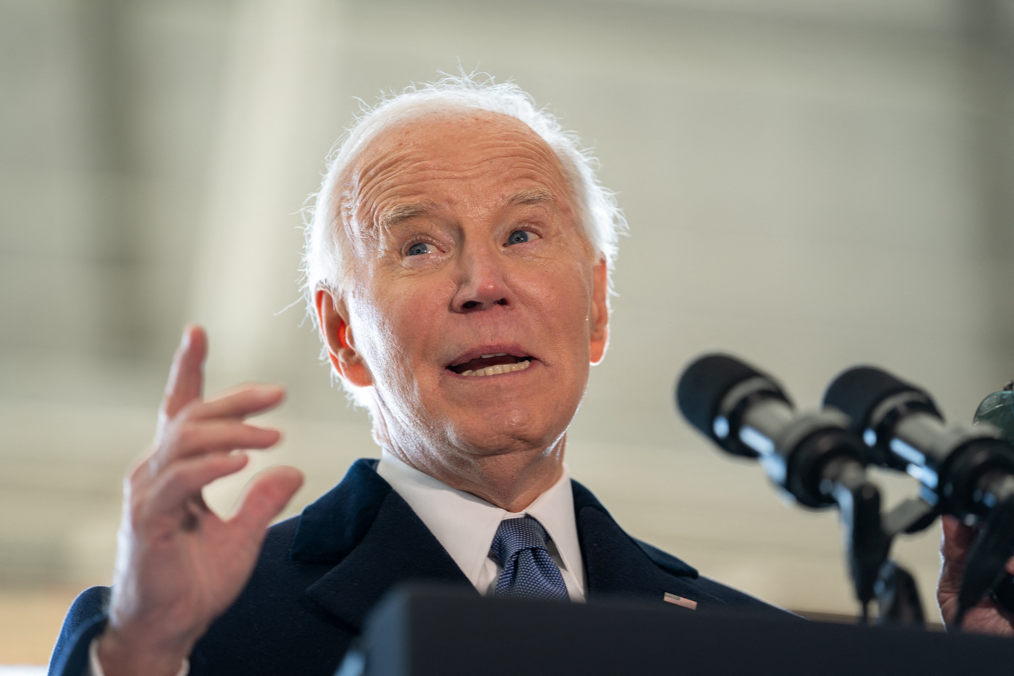 Biden reaparece pela 1ª vez após revelar câncer e critica atual polarização política