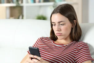 Bloquear a internet no celular por duas semanas melhora saúde mental e atenção