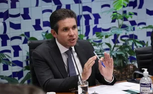 Após adiamento, Câmara deve votar hoje reajuste de servidores públicos federais