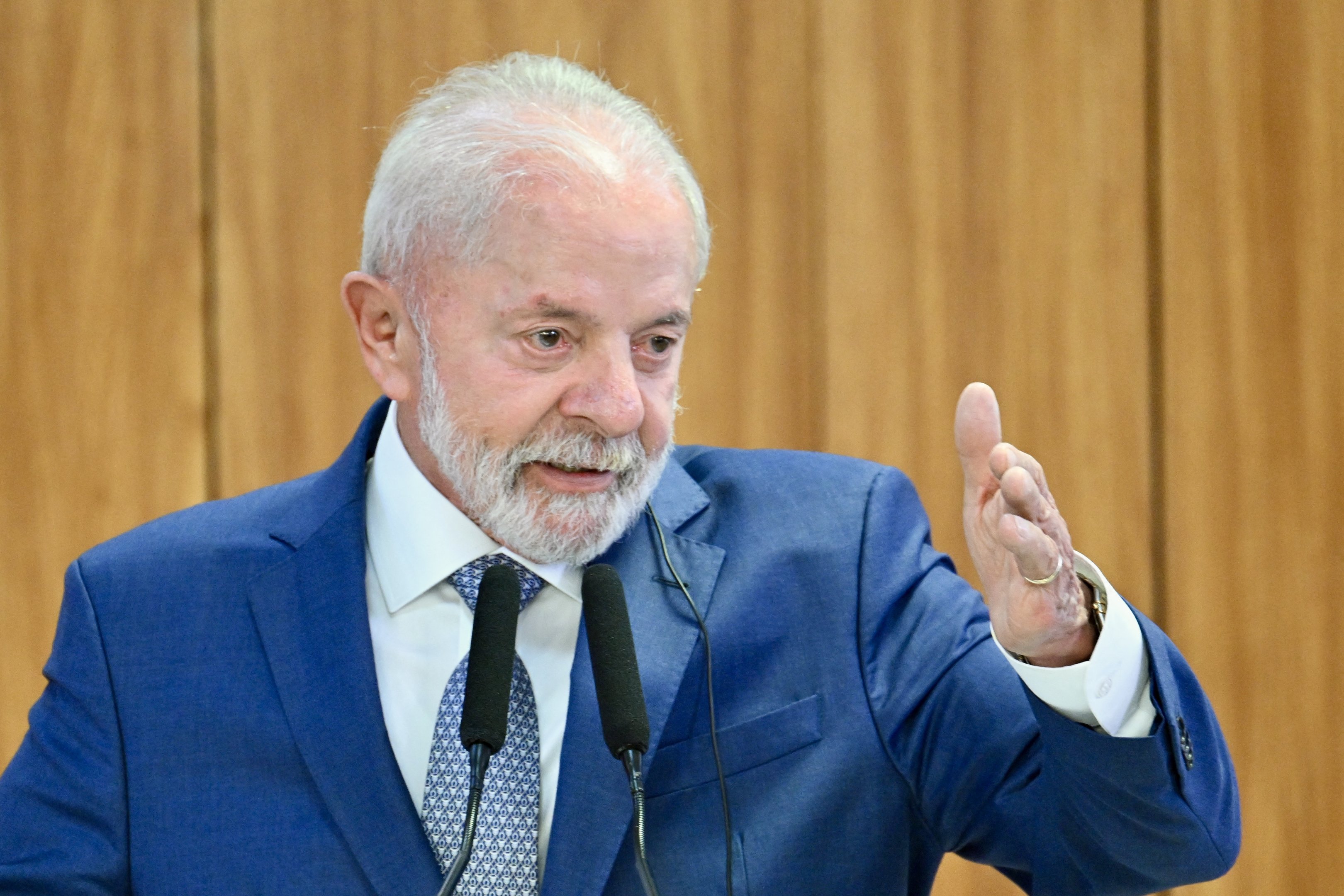 Lula se reúne com ministros no Alvorada para tratar sobre INSS e CPMI