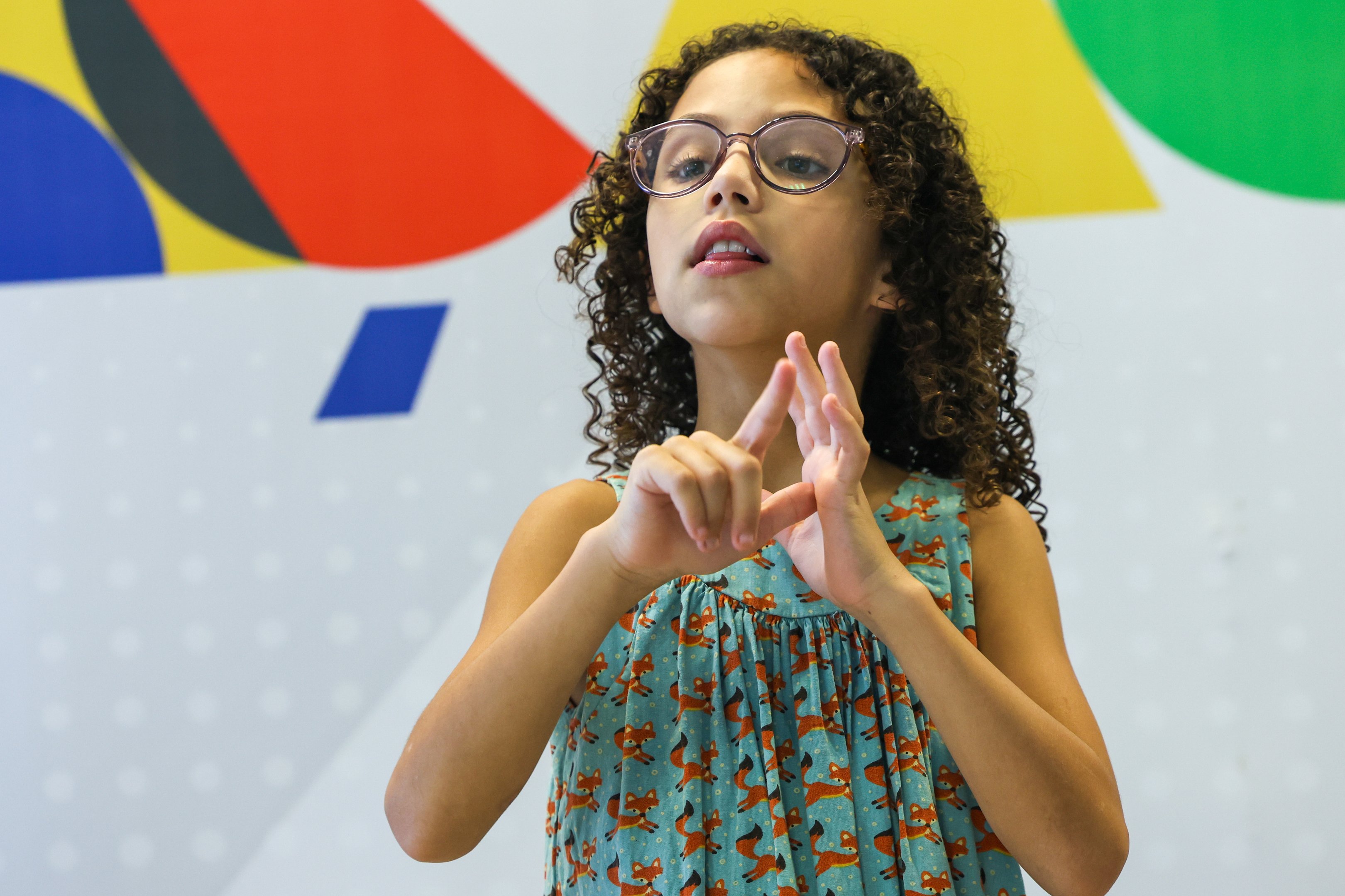 Startup Hand Talk e B3 lançam primeiro dicionário financeiro acessível para surdos em Libras