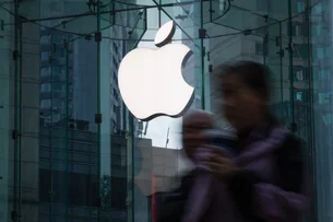 Apple é processada por acionistas nos EUA por suposta fraude em IA e prejuízos nas vendas do iPhone